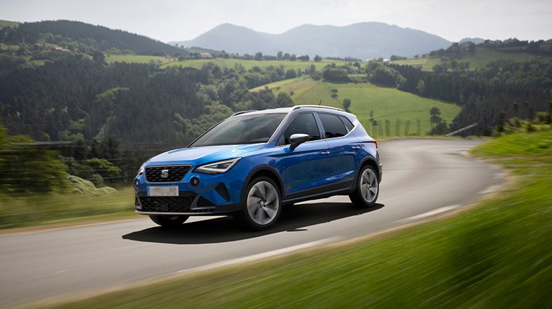 coche suv azul en carretera